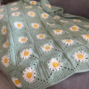 Regalo para baby shower, cochecito de crochet color menta, manta afgana única, decoración hecha a mano para el hogar, decoración llamativa para la habitación de tu bebé.
