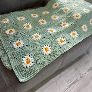 Crochet Daisy Afghan, Floral Lapghan, Granny Blanket, Couch Throw, Christmas Gift, Baby Shower Gift, Home Decor, Toddler Blanket