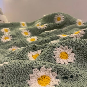 Daisy Crochet Blanket, Retro Granny Throw, Unique Afghan Stroller, Floral TV Blanket, Handmade Home Decor, Statement Baby Girl Gift