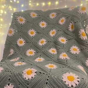 Cozy Gift for Daisy Lovers, Floral Crochet Blanket, Daisy Granny Toddler, Unique Afghan Throw, Cuddle Blanket, Statement Nursery Decor