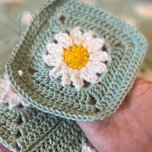 Set van 24 gehaakte oma vierkante motieven, Daisy Patches, bloemmotieven voor doe-het-zelf projecten, Decoratif gehaakte stukken, Afghaanse stukken