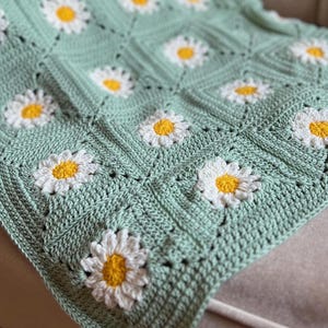 Copertina per neonati con margherite lavorata all'uncinetto a mano: coperta quadrata verde menta, fascia per neonati, copertina per neonati, coperta per bambini piccoli