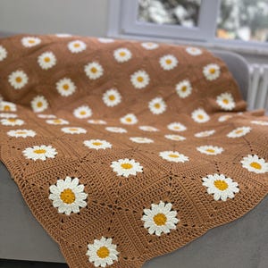 Cinnamon Daisy Blanket, Baby Shower Gift,  Heirloom Crochet Throw, Granny Toddler Throw, Lapghan, Handmade Nursery Decor, Daisy Lover Gift
