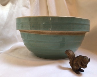 Cuenco antiguo de cerámica verde celadón