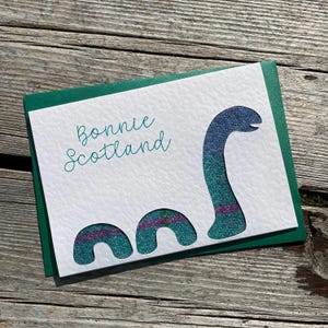 Monster van Loch Ness met Harris Tweed® Schotse wenskaart, humoristische kaart, Bonnie Scotland-kaart
