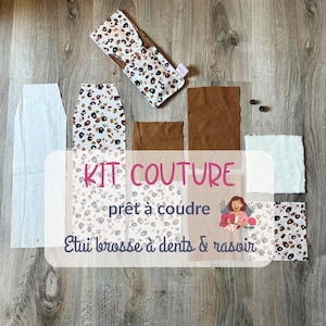 Peut inclure: Un kit de couture avec divers morceaux de tissu blancs, marron et à motifs léopard. Le kit comprend un étui pour brosse à dents et rasoir partiellement assemblé. Le texte sur l'image se lit "KIT COUTURE prêt à coudre Etui brosse à dents & rasoir."