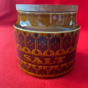 Hornsea Pottery brown ‘Heirloom’ pattern 1974 vintage ceramic wooden lidded salt canister 110mm. tall by John Clappison new airtight seal