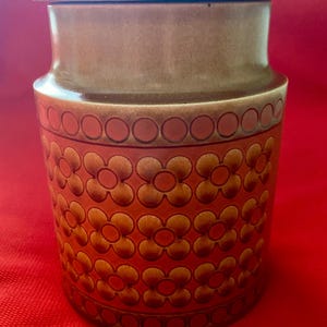 Hornsea Pottery ‘Saffron’ pattern vintage ceramic wooden lidded canister 155mm. tall by John Clappison with new airtight seal