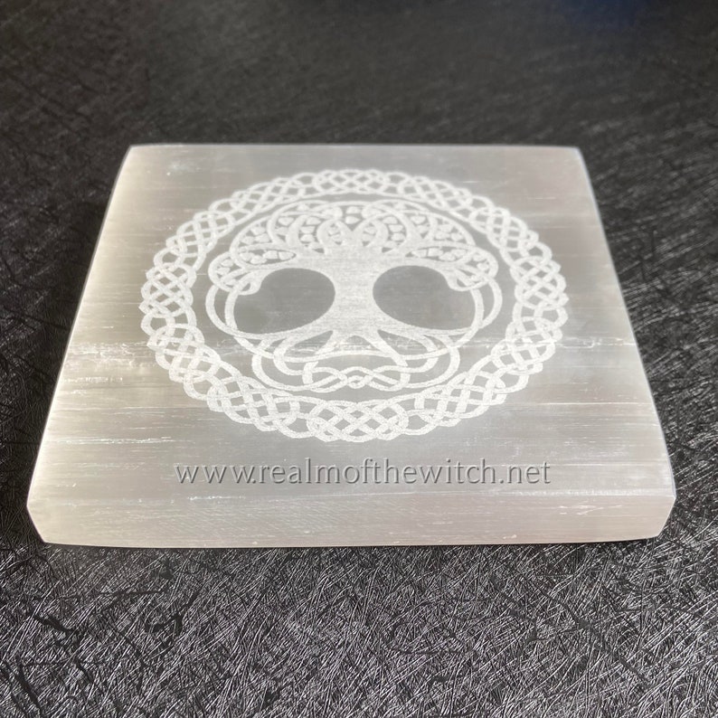 Peut inclure: Plaque de recharge en s&eacute;l&eacute;nite blanche avec un motif celtique de l'arbre de vie grav&eacute; en blanc. La plaque est carr&eacute;e et a une surface lisse et polie. www.realmofthewitch.net
