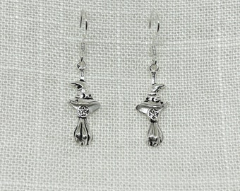 Orecchini A Perno Strega Su Scopa In Argento Sterling 925 - Gioielli Gotici Ipoallergenici In Confezione Regalo - 9x7 Mm