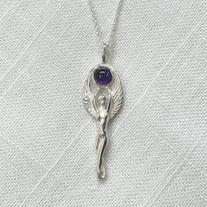 Peut inclure: Collier avec pendentif en argent représentant une figure ailée tenant une améthyste violette.
