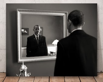 Der amerikanische Präsident Barack obama wirft einen letzten Blick in den Spiegel, bevor er seinen Eid ablegt