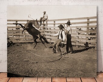 Impresión de rancho texano: vaqueros y bronco al galope, arte de pared vintage del Oeste