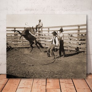 Cowboys & Bucking Bronco Poster: Cowboys & Bucking Bronco, Vintage Western Wandbild