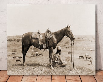 Impresión fotográfica vintage de un vaquero tejano: arte de pastoreo de caballos en campo abierto