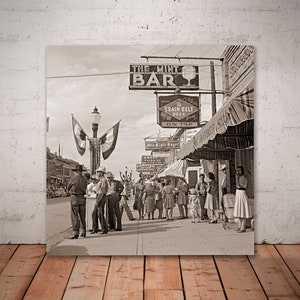 Sheridan, Wyoming, 1940er Jahre, Main Street, historische Mint Bar, ein Ort, wo Cowboys abhängen, Sheridan-Foto, Wyoming Kunstdruck.