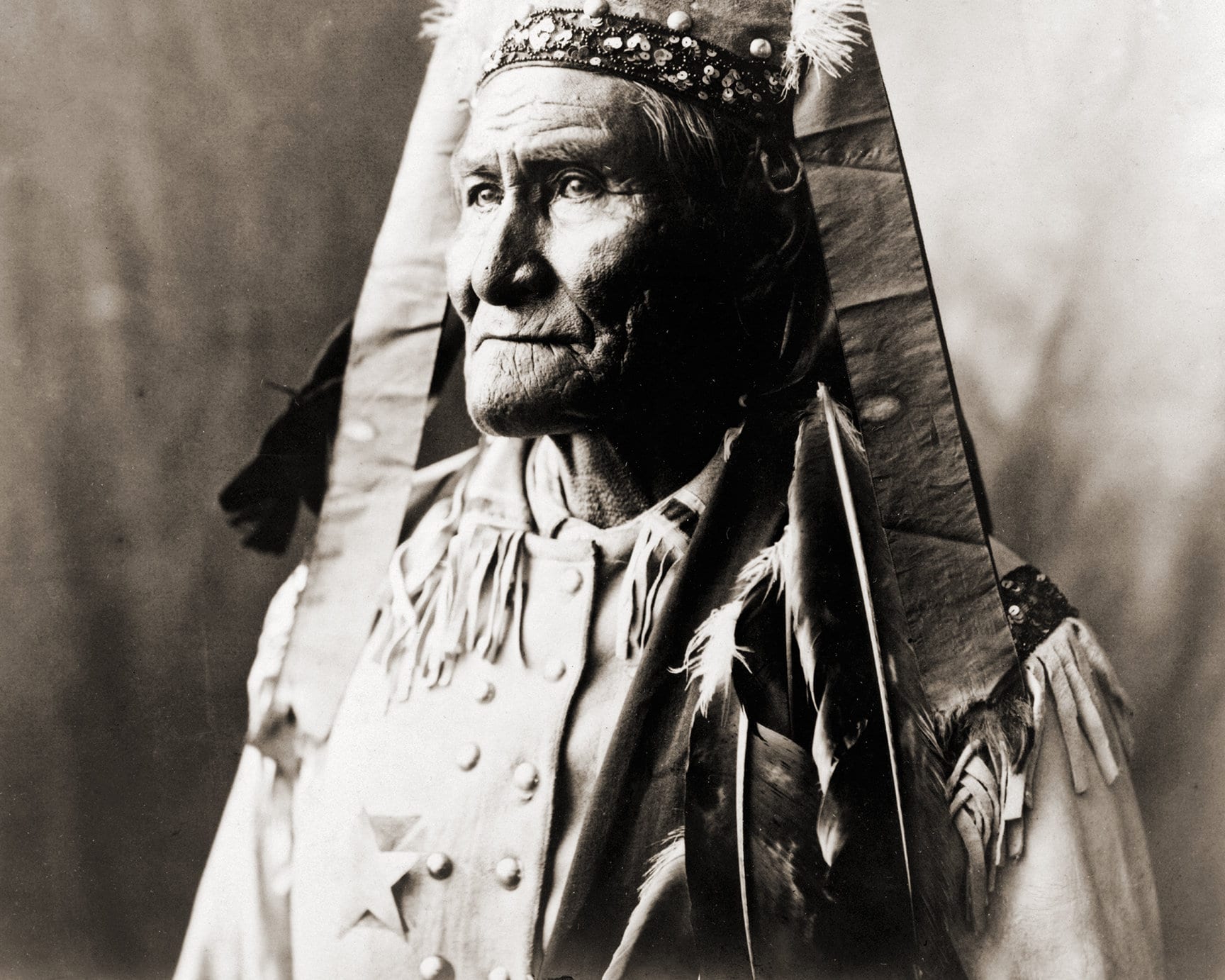 Geronimo Portrait - Apache Chief Wearing Headdress, Geronimo Photo ...
