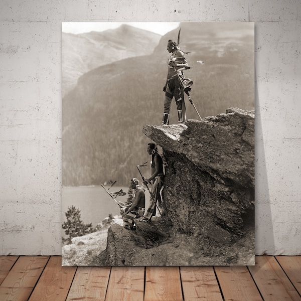 The Eagle - Native American Indians in Montana par Roland Reed, photo emblématique d'Amérindiens, Blackfoot Glacier Park, art amérindien.