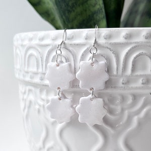 Boucles d&#39;oreilles pendantes en forme de fleur blanche, boucles d&#39;oreilles en pâte polymère