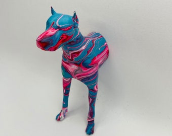 Kleurrijke doberman-muursculptuur: 3D-minimalistisch interieur