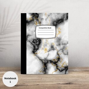 Può includere: Quaderno di composizione con un design marmorizzato in nero, bianco e oro. Il quaderno ha un dorso nero e un'etichetta con la scritta "Composition Book". Il quaderno è etichettato "Notebook 1".