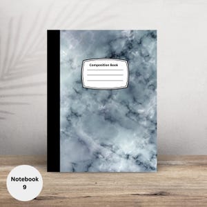 Puede incluir: Cuaderno de composición con un patrón similar al mármol en tonos grises y blancos. El cuaderno tiene un lomo negro y una etiqueta blanca que dice "Composition Book". El cuaderno está etiquetado "Notebook 9".
