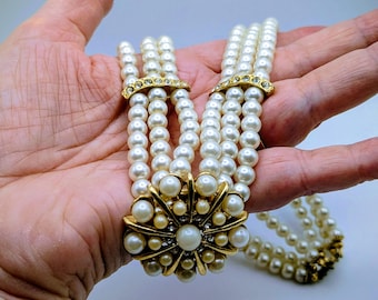 Gargantilla vintage de tres hileras de perlas de imitación con cierre floral de plata de ley, un accesorio nupcial de mediados de siglo.