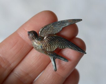 Broche de golondrina de metal muy antiguo.