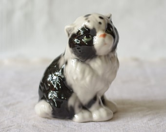 Black and white cat figurine   |  80's porcelain