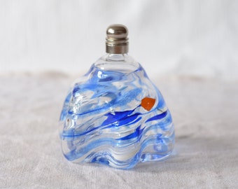 Botella de licor de vidrio / vidrio azul artístico de mediados de siglo