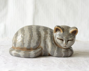Lying grey tabby cat figurine |  Thun Bolzano