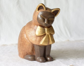 Large brown cat with gold bow | Thun Bolzano