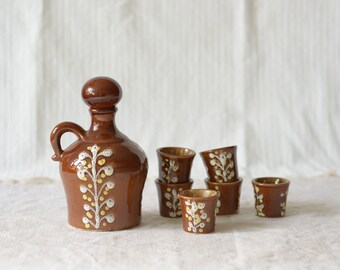 Carafe and 6 glasses in folk pattern | brown Gmunden ceramics