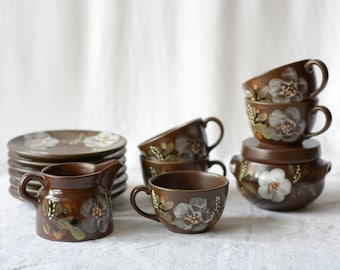 Hand painted tea service for 5 persons | brown stoneware with white flowers