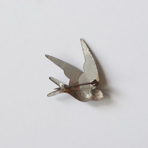 Broche de golondrina de metal muy antiguo. imagen 4