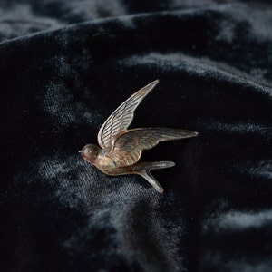 Broche de golondrina de metal muy antiguo. imagen 7