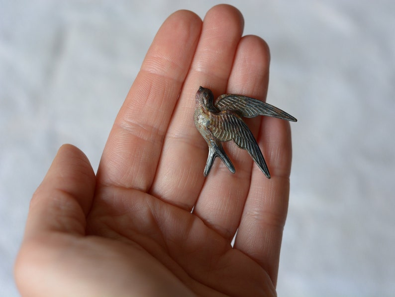 Broche de golondrina de metal muy antiguo. imagen 6