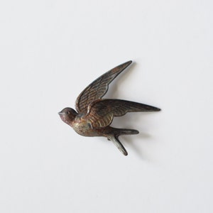 Broche de golondrina de metal muy antiguo. imagen 10