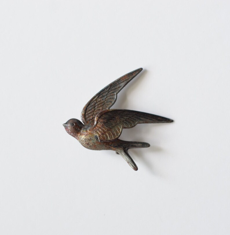 Broche de golondrina de metal muy antiguo. imagen 10