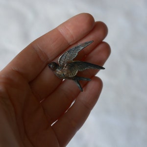 Broche de golondrina de metal muy antiguo. imagen 8