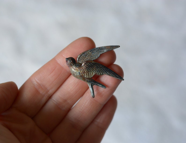 Broche de golondrina de metal muy antiguo. imagen 1