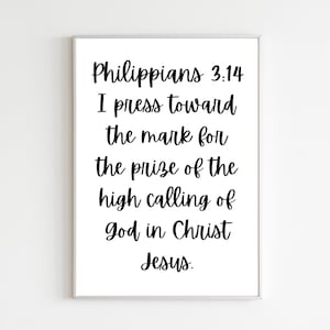 Może przedstawiać: Czarno-biały wydruk do druku na ścianę z tekstem "Filipian 3:14 Dążę do celu, do nagrody, która jest powołaniem niebieskim Boga w Chrystusie Jezusie."