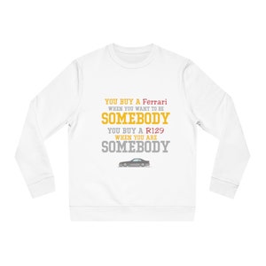 Puede incluir: Sudadera blanca de manga larga con un estampado gráfico que dice "YOU BUY A Ferrari WHEN YOU WANT TO BE SOMEBODY YOU BUY A R129 WHEN YOU ARE SOMEBODY" con una pequeña ilustración de un coche gris.