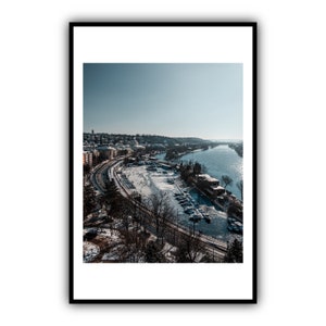Skating by the Dock - Stadtdruck - Vysehrad, Prag, Tschechien / Landschaft / Foto / Stadtansicht / Fluss / Winter / Frozen / Skating