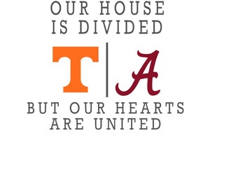 Puede incluir: Un diseño gráfico con el texto "Our house is divided" y las letras "T" y "A" en naranja y rojo, respectivamente, separadas por una línea vertical. El texto "But our hearts are united" está debajo de las letras.