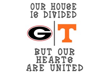 Puede incluir: Un diseño gráfico con el texto "Nuestra casa está dividida G|T pero nuestros corazones están unidos". El gráfico presenta los logotipos de la Universidad de Georgia y la Universidad de Tennessee.