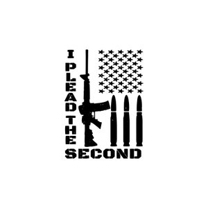 Op de afbeelding: Zwart-wit grafisch ontwerp met een Amerikaanse vlag, een geweer en drie kogels. De tekst "I PLED THE SECOND" staat verticaal aan de linkerkant van de afbeelding.