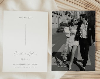 Könnte beinhalten: Eine schwarz-weiße Save-the-Date-Karte mit schlichtem Design. Die Karte zeigt den Text "Save the Date", "Camille + Arthur", "02.02.23", "Los Angeles, Kalifornien" und "formal invitation to follow".