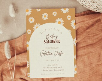 Può includere: Un invito a un baby shower con un motivo a margherite gialle e bianche. L'invito recita "Join us for a Baby Shower in honor of Valentina Clarks, 06 | 03 | 22, At 4 o'clock, The dream house hotel, 12 dream street Los Angeles, RSVP to emilieclarks@gmail.com".