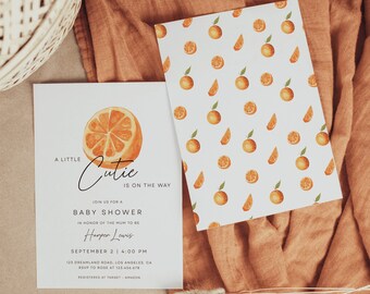Może przedstawiać: Zaproszenie na baby shower z akwarelową ilustracją pomarańczy i tekstem "A Little Cutie is on the way." Zaproszenie jest dla Harper Lewis i zaplanowane jest na 2 września o 16:00. Adres to 123 Dreamland Road, Los Angeles, CA. RSVP do Rose pod numer 123.456.478. Zarejestrowane w Target i Amazon.